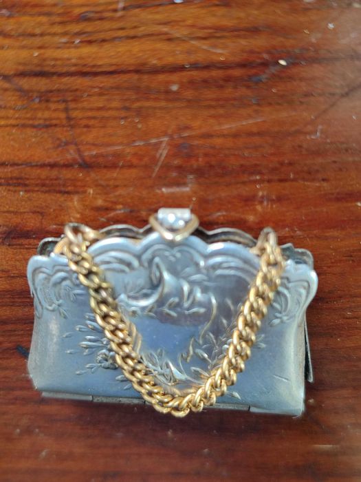 Relicário em metal banhado a prata