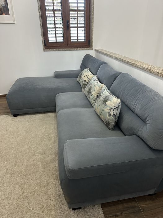 Sofá cinza em veludo com chaise longue – confortável e em bom estado