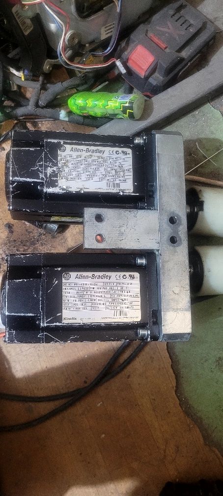 2 sztuki serwomotor silik Allen Bradley