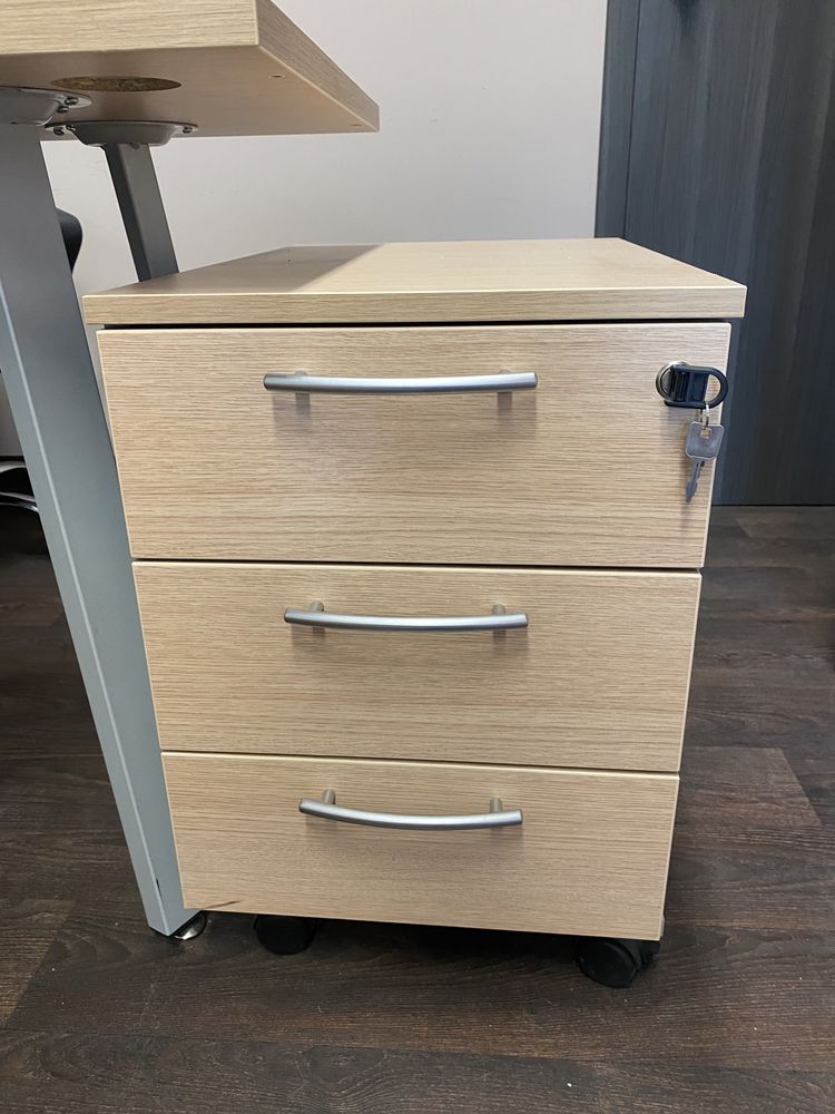 Biurko z kontenerem firmy Flatiron 4 szt.