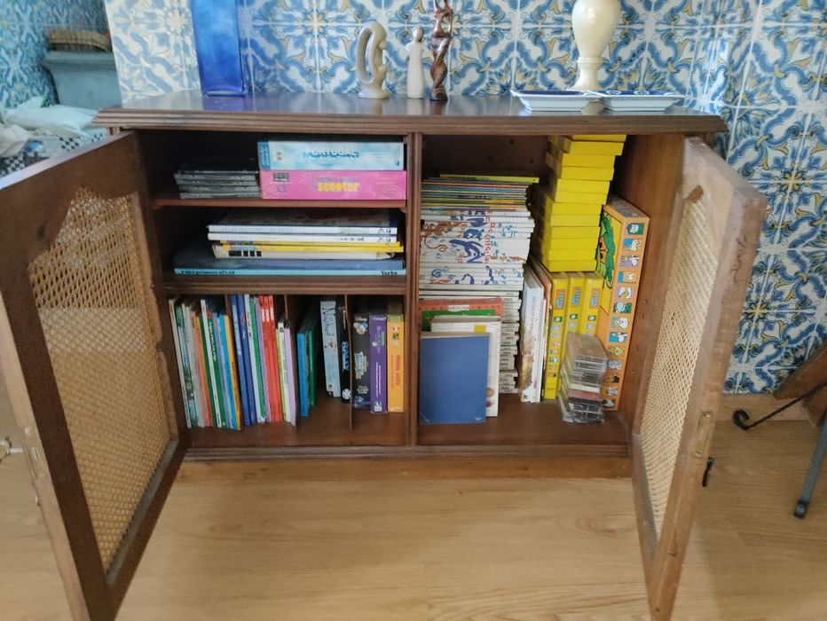 Móvel de apoio em madeira de cerejeira