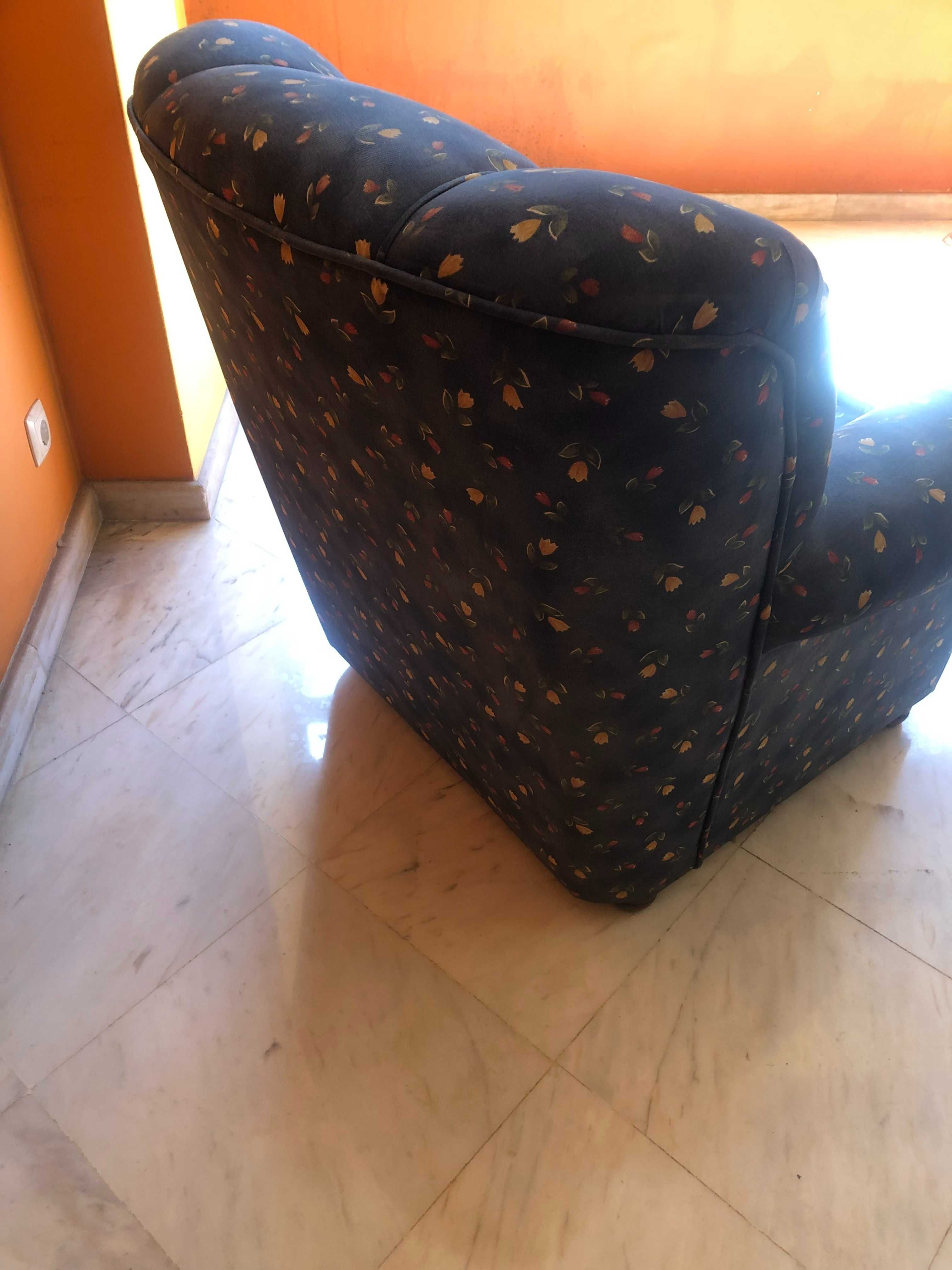 Sofá individual, confortável, com almofada amovível