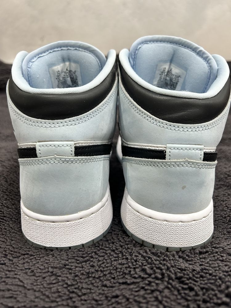 Jordan 1 mid SE Ice Blue