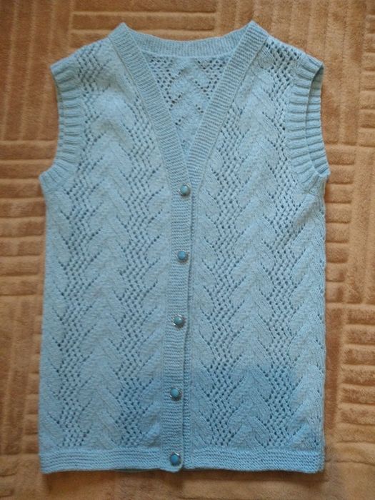 Жилетка детская вязанная. На девочку 7-8 лет. Ручная работа