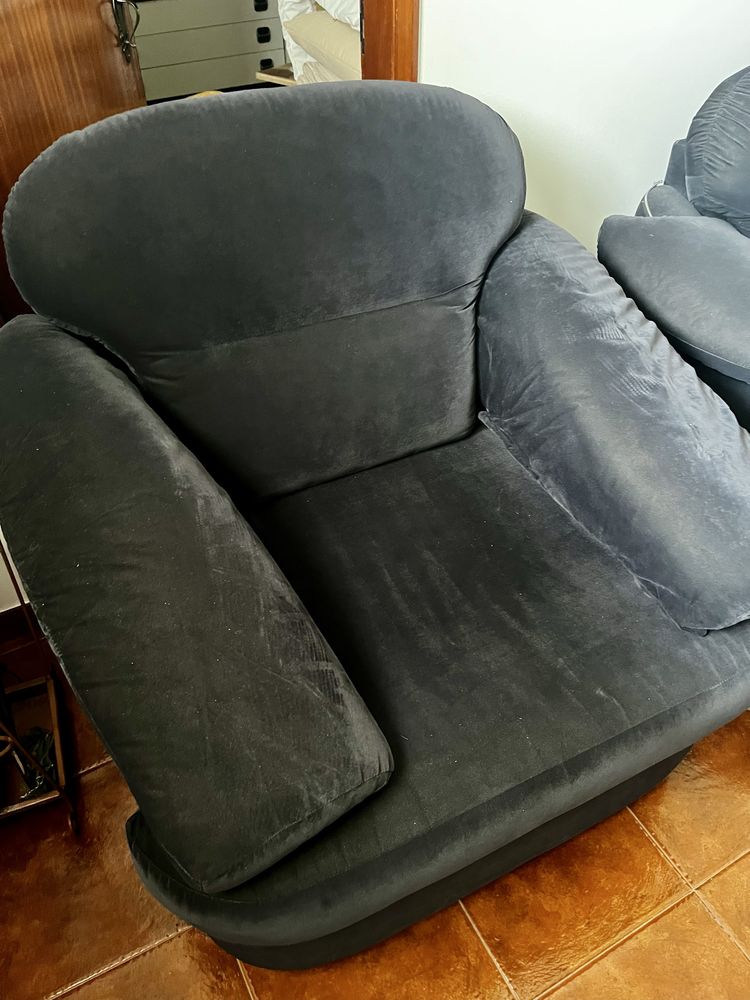 Conjunto de sofás pretos em veludo