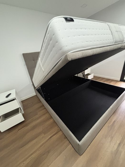 Cama de casal com arrumação