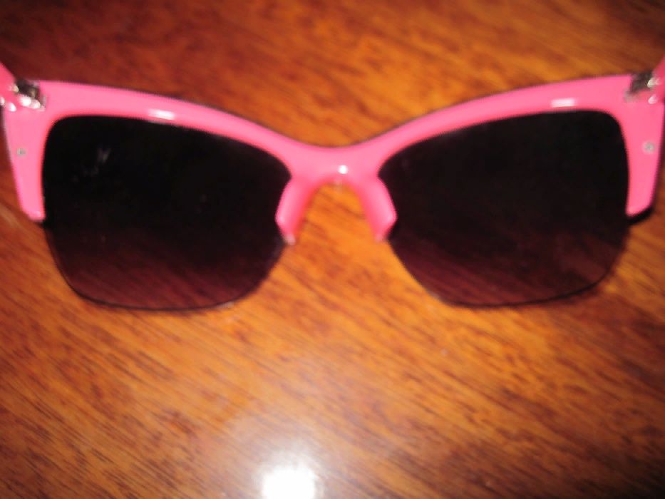 Продаются очки солнцезащитные с розовым кантиком