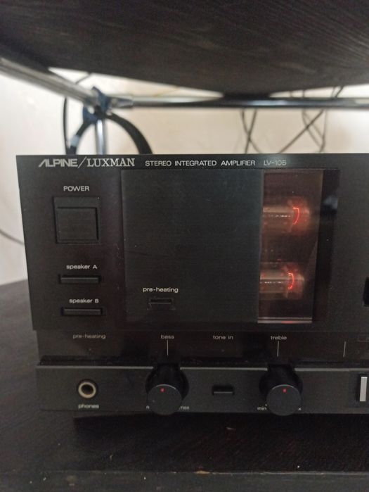 Гибридный усилитель LUXMAN LV-105.