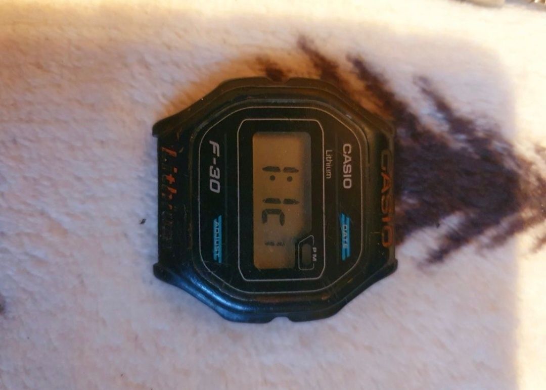Zegarek elektroniczny CASIO-F30na części