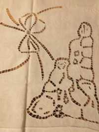 Serweta biala z haftem i trzy serwetki