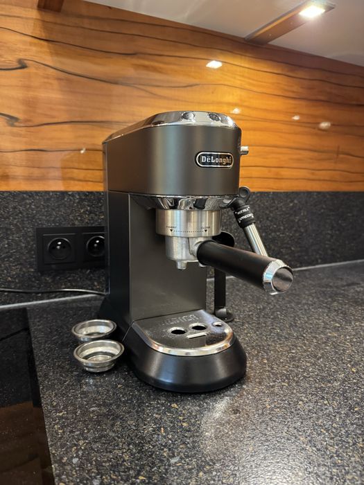 Ekspres ciśnieniowy DeLonghi Dedica EC685
