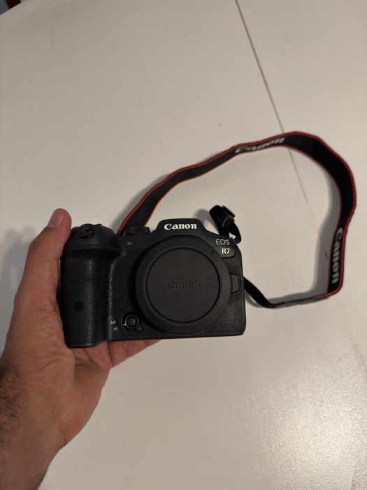 Câmara mirrorless Canon EOS R7