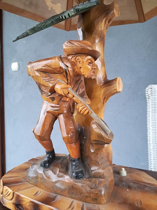 Drewniana lampa rzeźbiona mysliwska