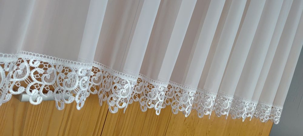 Nowa biała firanka z gipiurą 140 x 118 cm