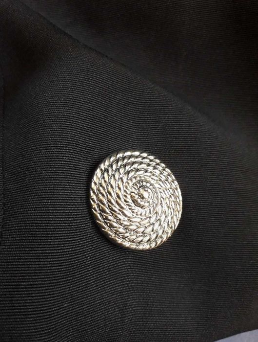 Czarna sukienka dwurzędowa retro