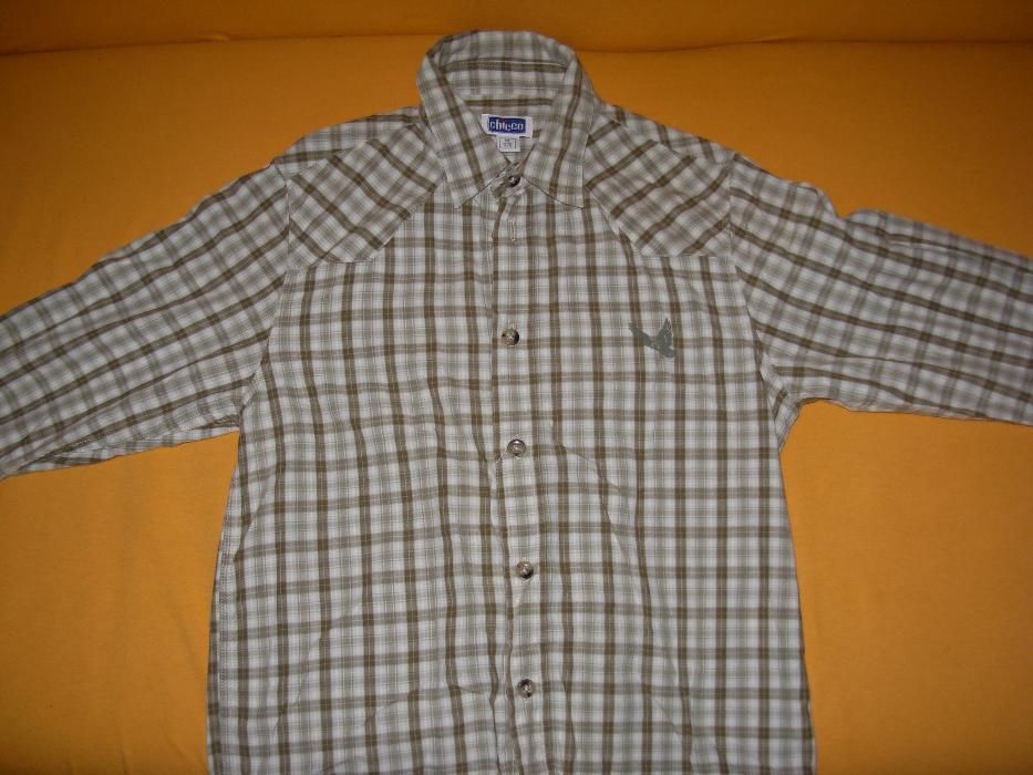 Camisa Chicco quadriculada verde + T´shirt Massimo Dutti cinza 5/6 ano