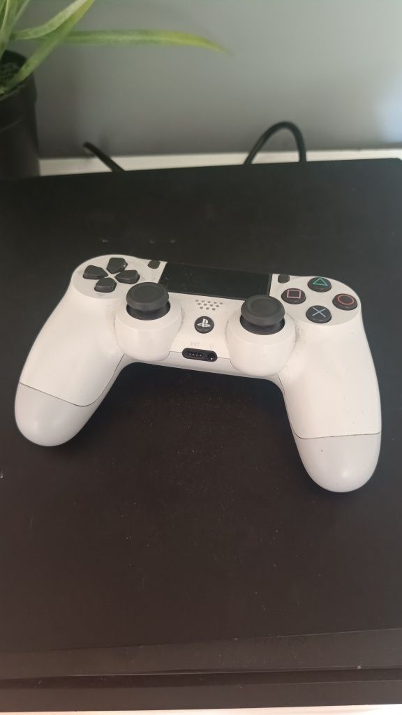 Biała PS4 slim + pad + 3 gry uszkodzona grafika