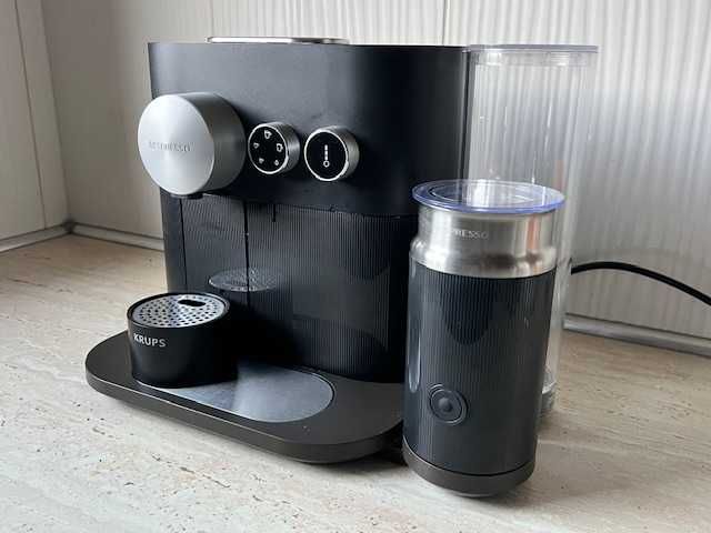 ekspres do kawy ciśnieniowy Krups  Nespresso Expert   z zapasem kawy