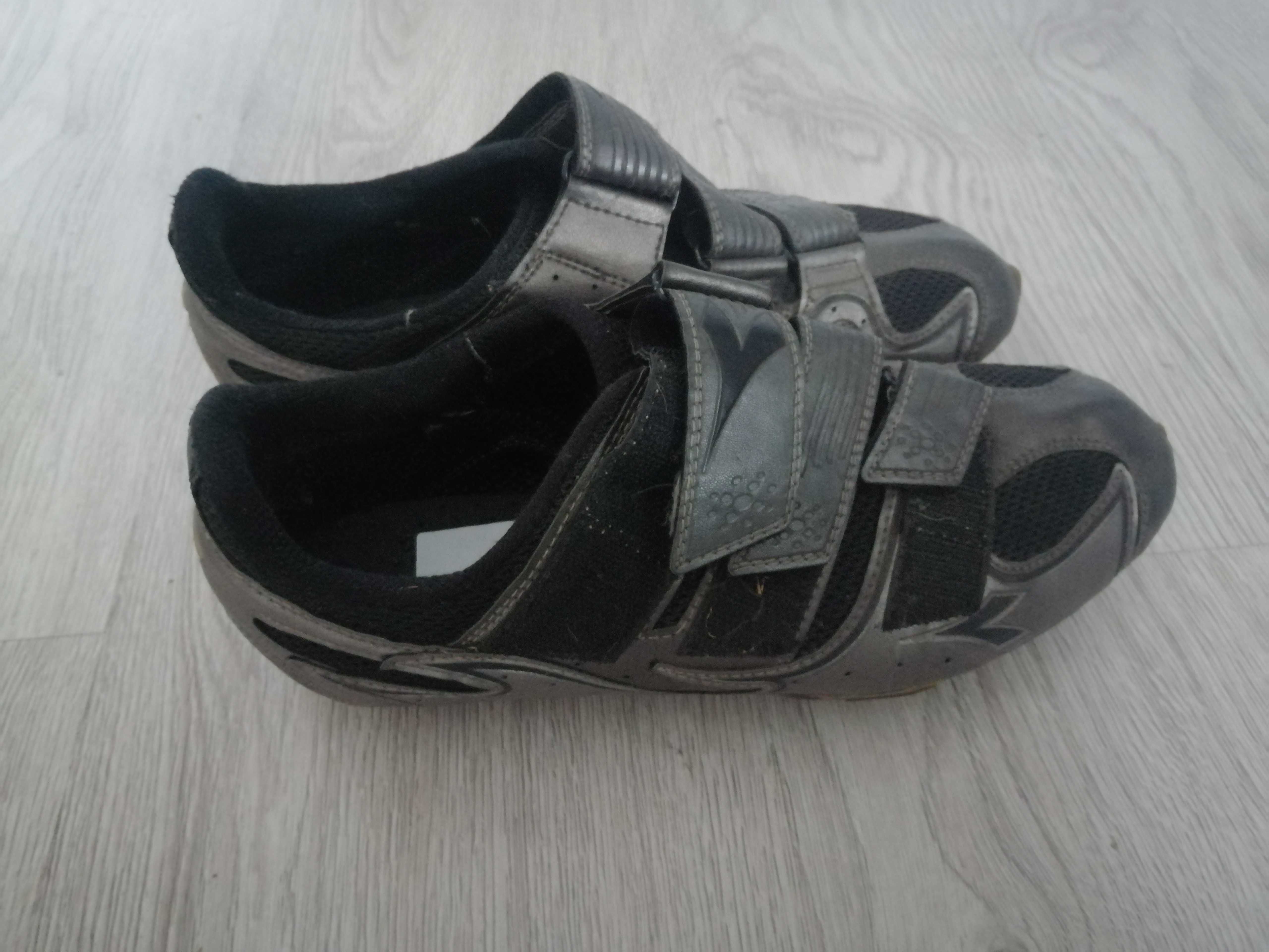 Buty na rower firmy shimano.