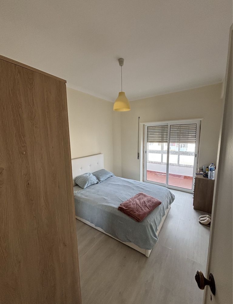 Quarto para casal, com varanda disponivel para entrada imediata