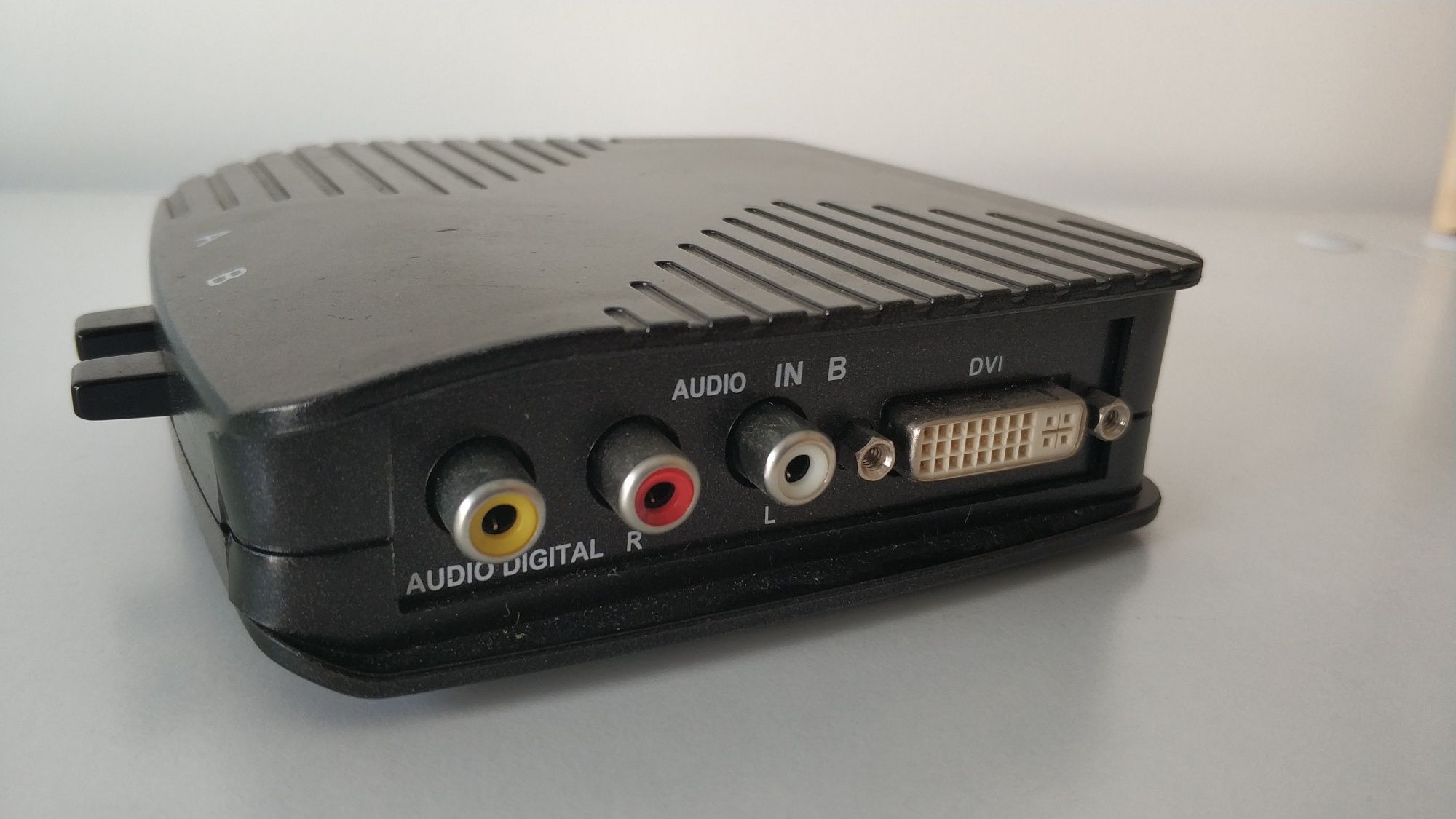 Comutador Audio e DVI