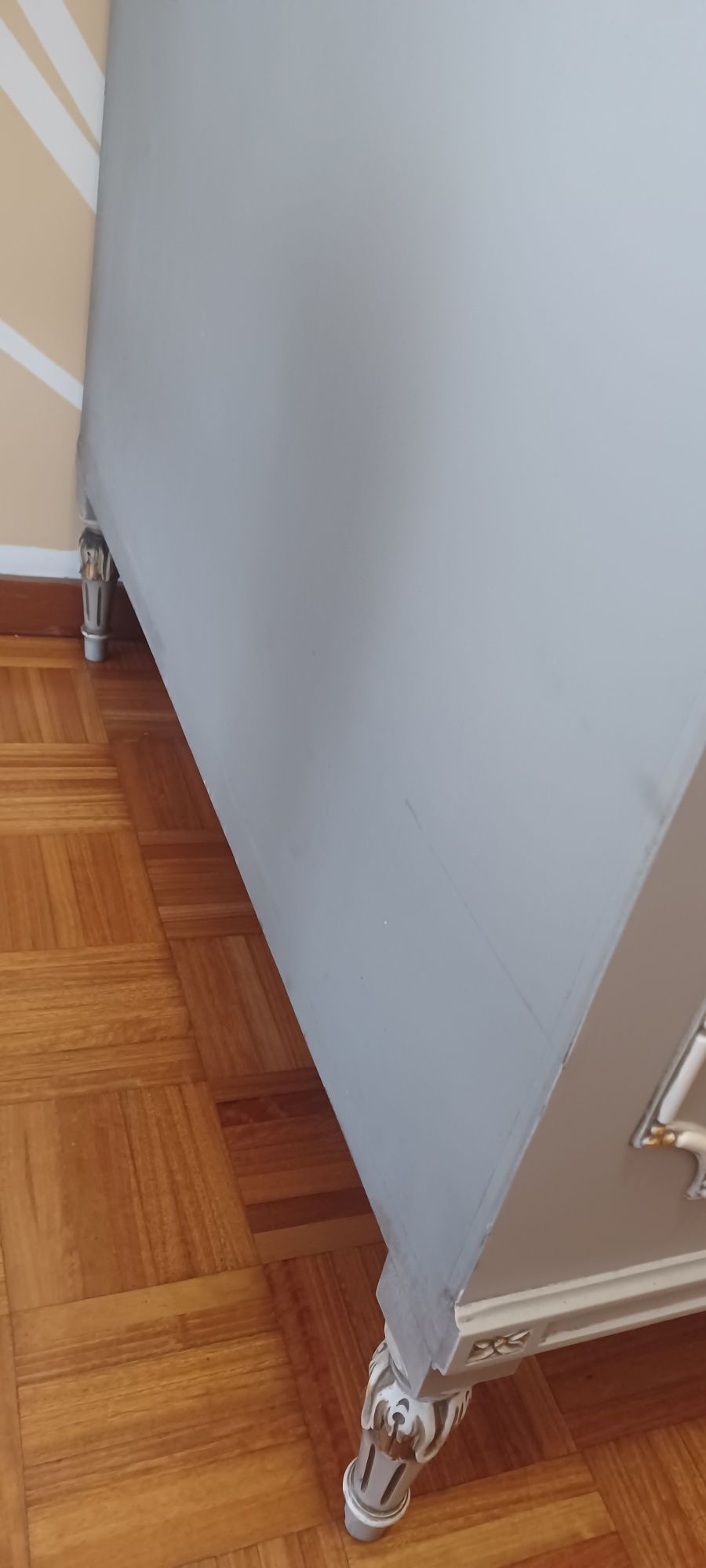 Comoda maciça e lacada