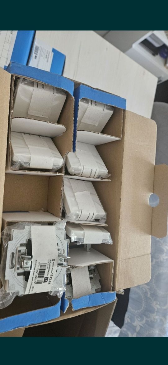 firmy Schuko Jaeger gniazdka i ramki za całość 689 zł