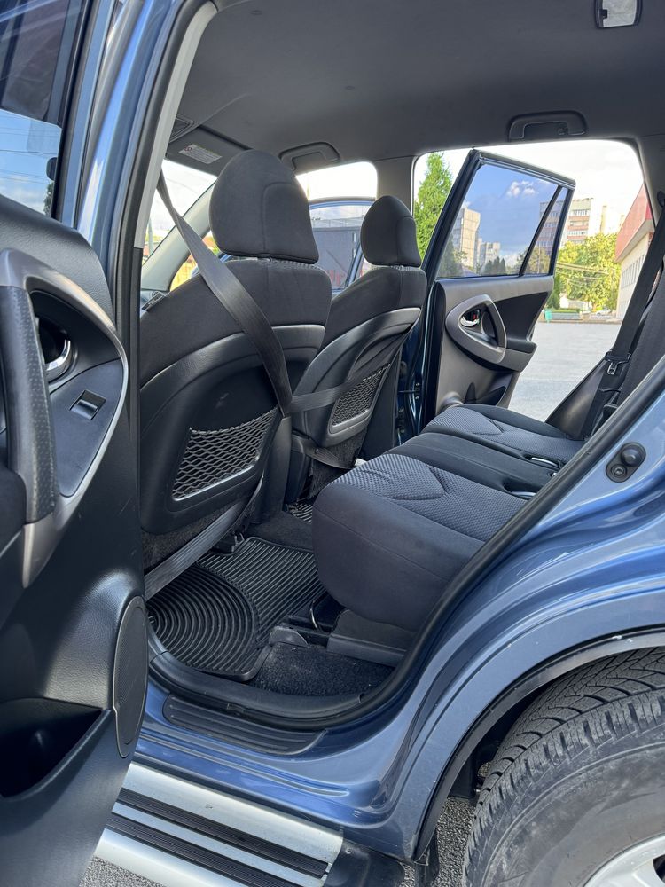 Продам свой авто Toyota Rav 4 полный привод, автомат!