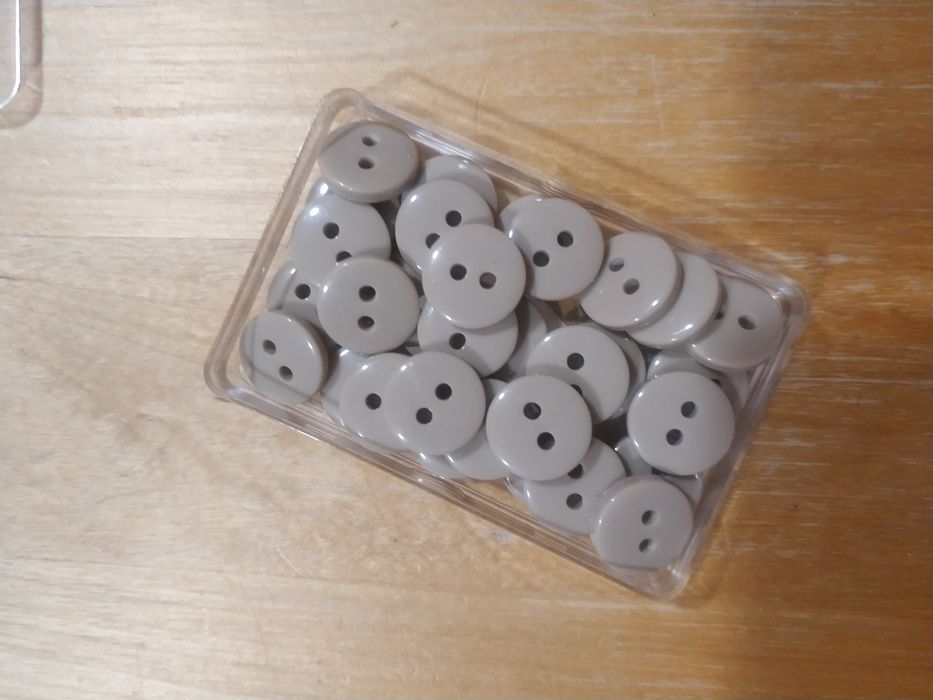 Plastikowe guziki w kolorze beżowym