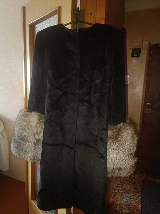 Продам женские пальто раз 44.