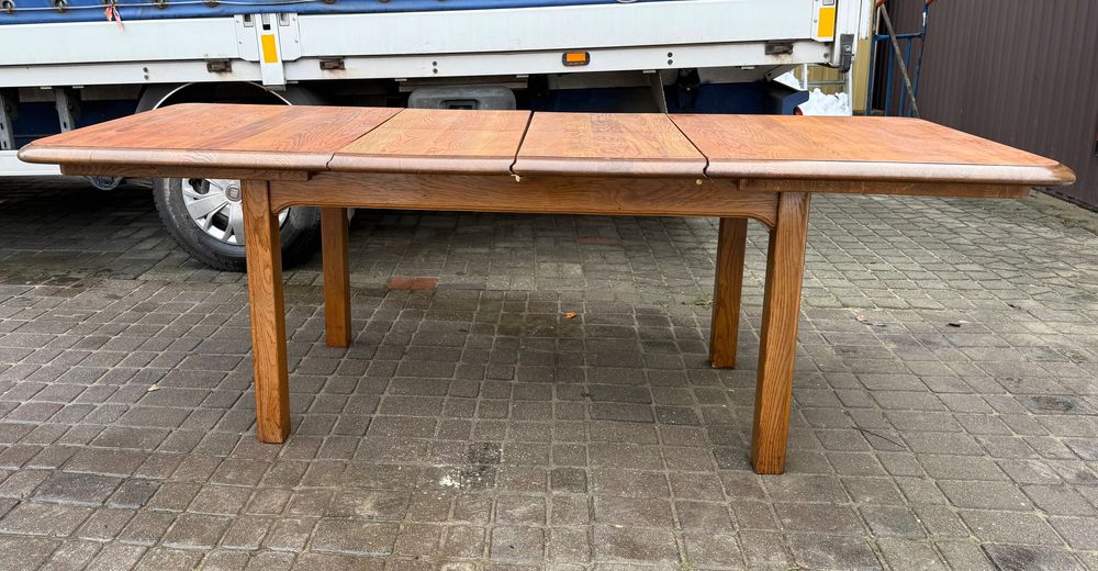Masywny rozkładany stół w całości drewniany