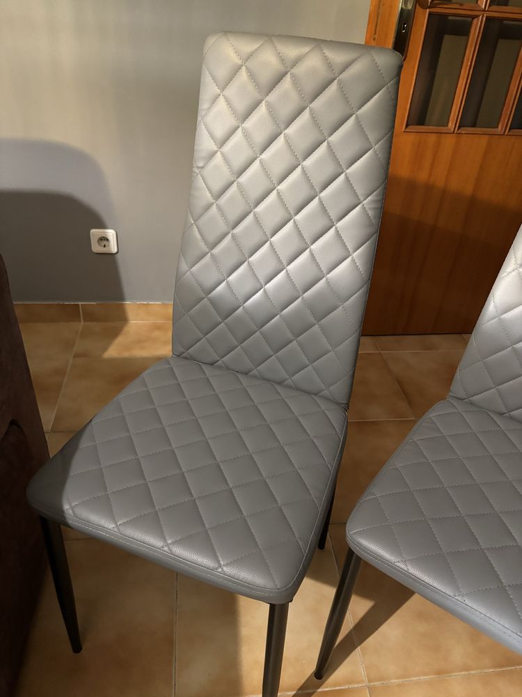 Mesa redonda extensível INGATORP – Preto (110/155 cm) + 4 cadeiras