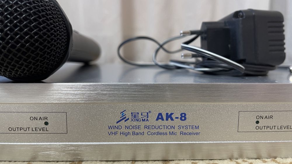 Радіосистема АК-8 із двома бездротовими мікрофонами.