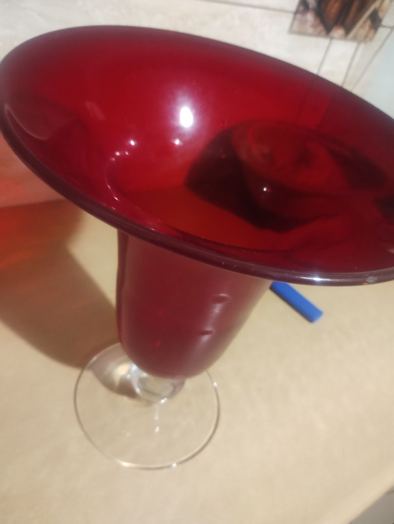 Rubinowy.  wazon