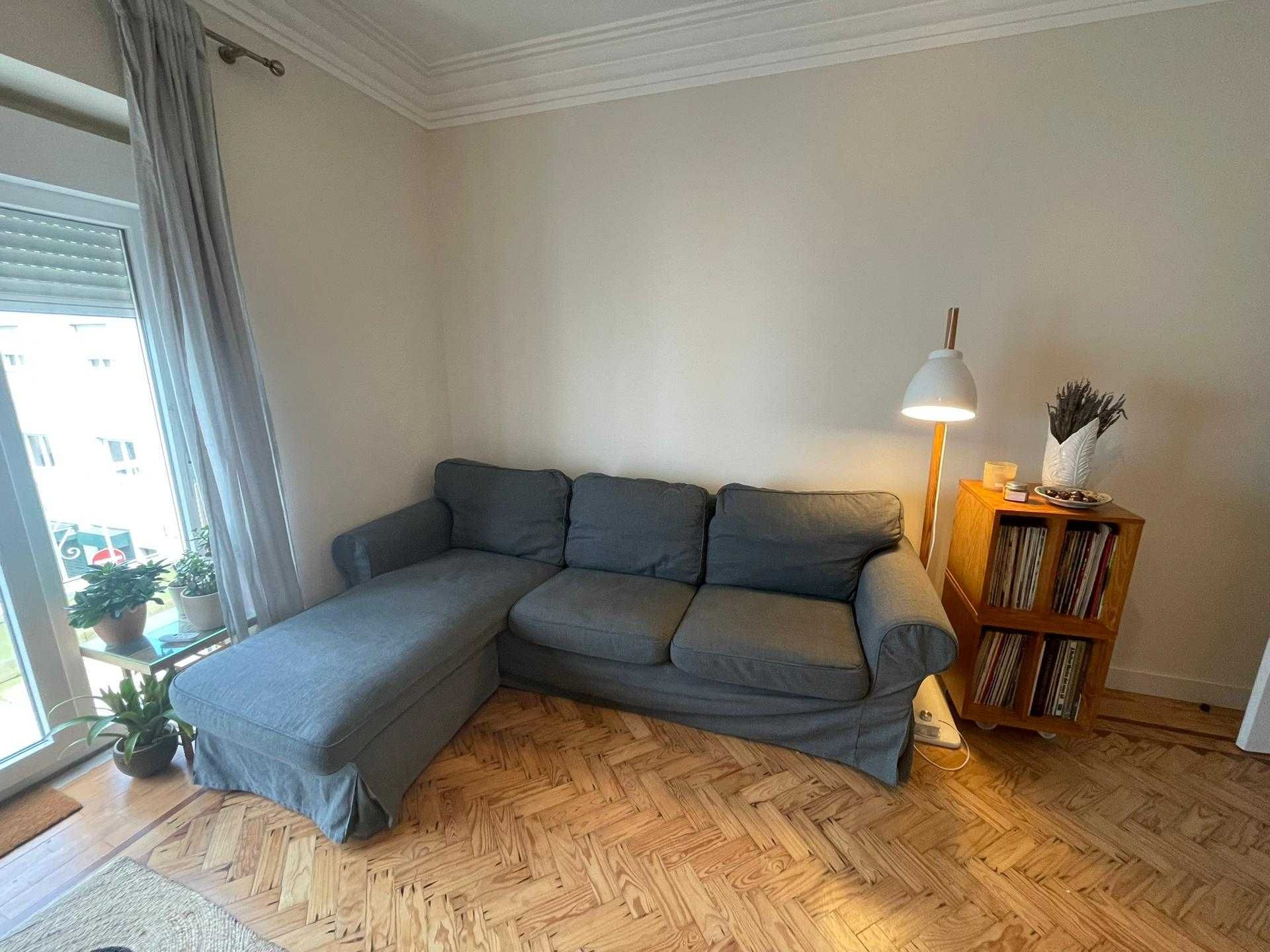 Sofá IKEA EKTORP de 3 lugares com chaise-longue cinzento escuro