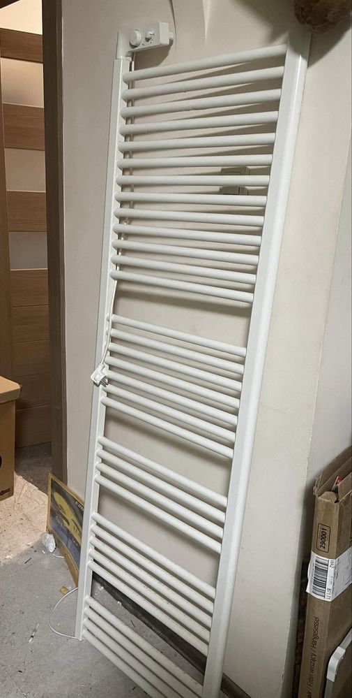 Grzejnik elektryczny na kabel 55x177 cm – stan bardzo dobry