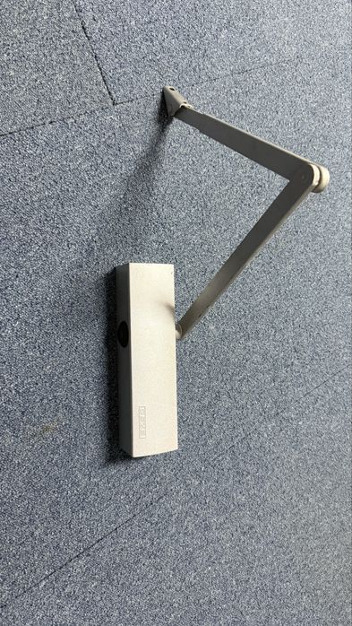 Samozamykacz GEZE z ramieniem srebrny