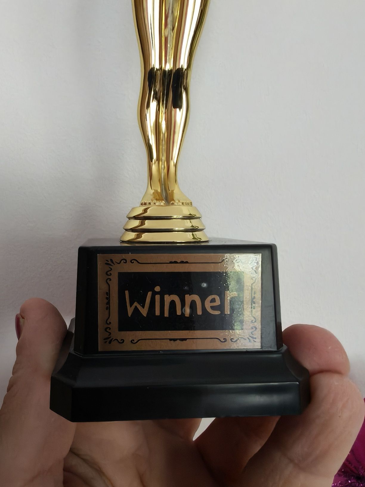 Figurka prawie jak "Oskar' z napisem Winner