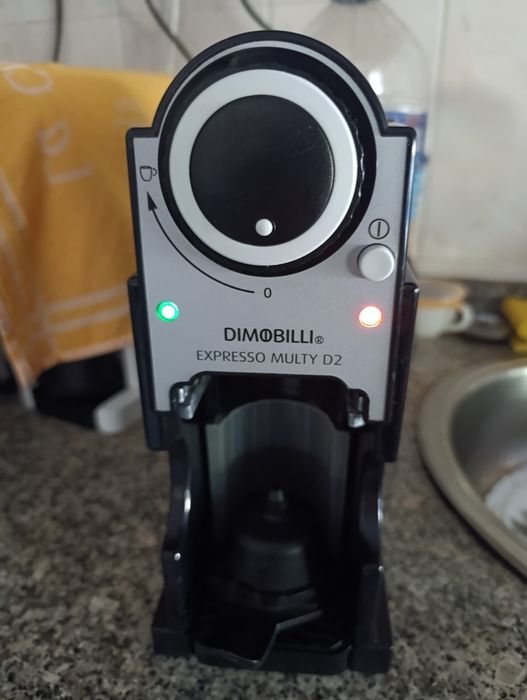 Máquina de café Dimobilli, dá para cápsulas e café em pó.