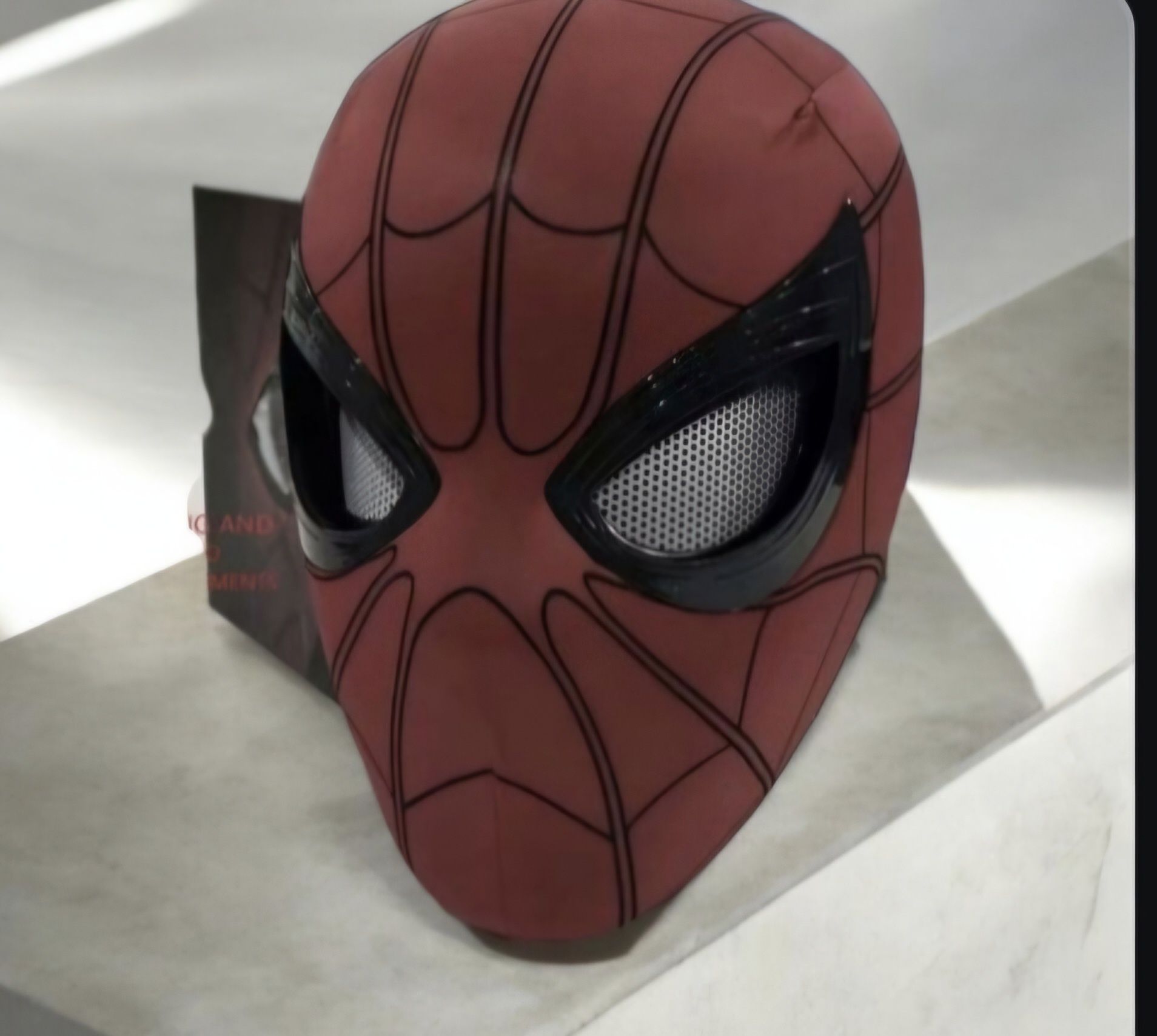 Czerwona maska spiderman