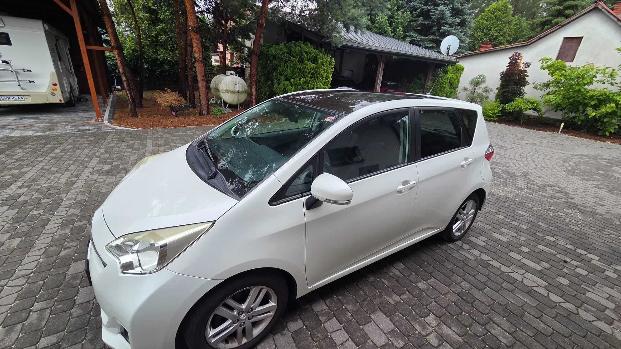 Toyota Verso S 1.4 d4d delikatnie uszkodzona, mozna jeżdzić!!!