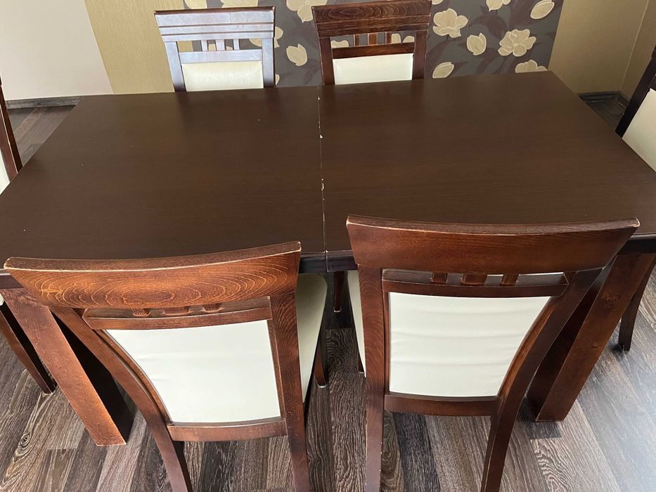 Stół rozkładany z krzesłami
