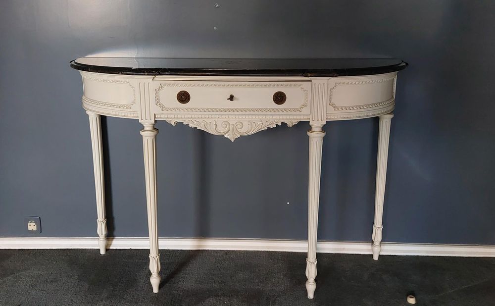 Mesa consola trabalhada com tampo em pedra