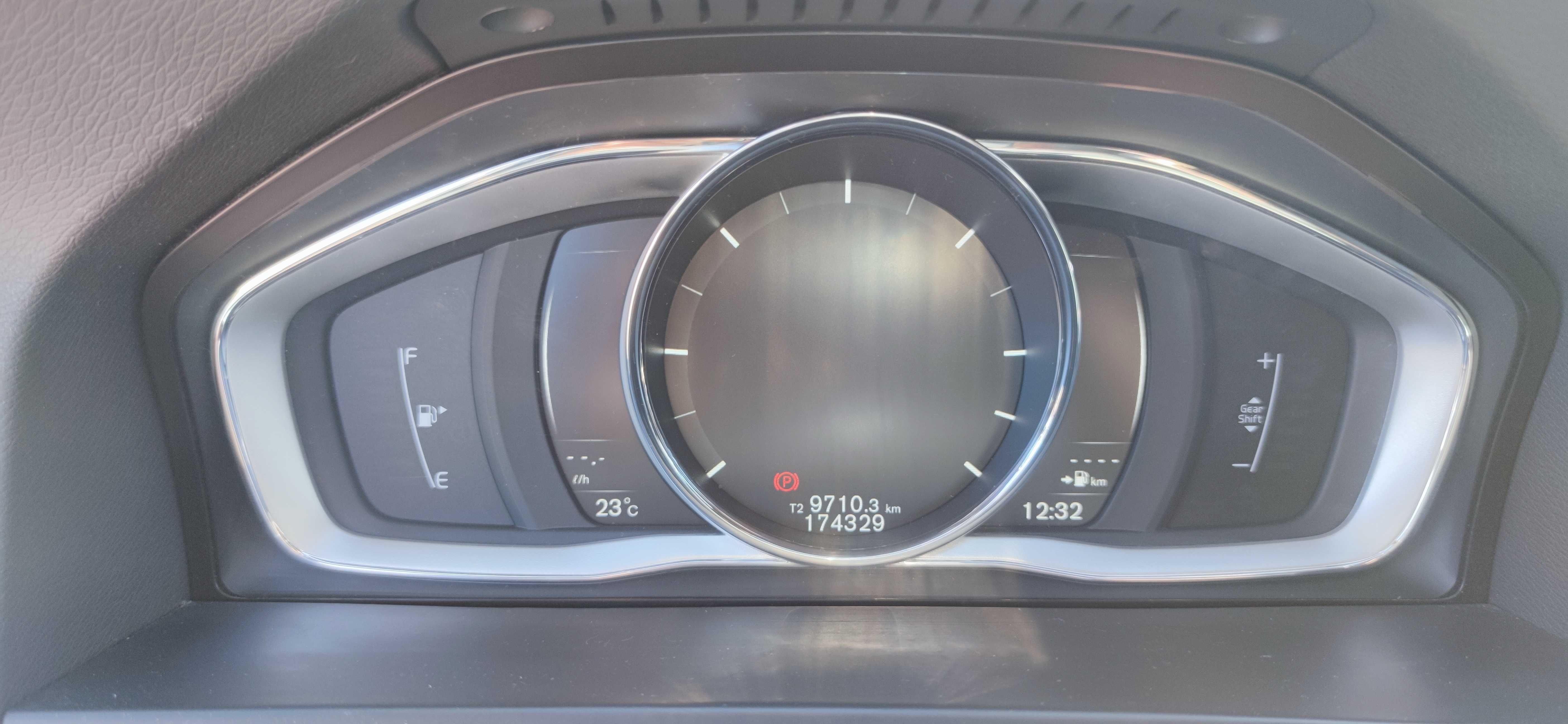 VOLVO v60 D4 R-design
