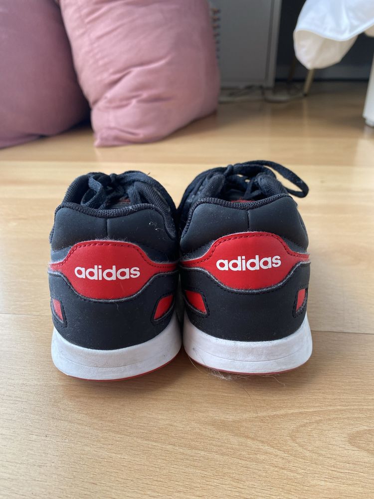 Ténis Adidas em bom estado