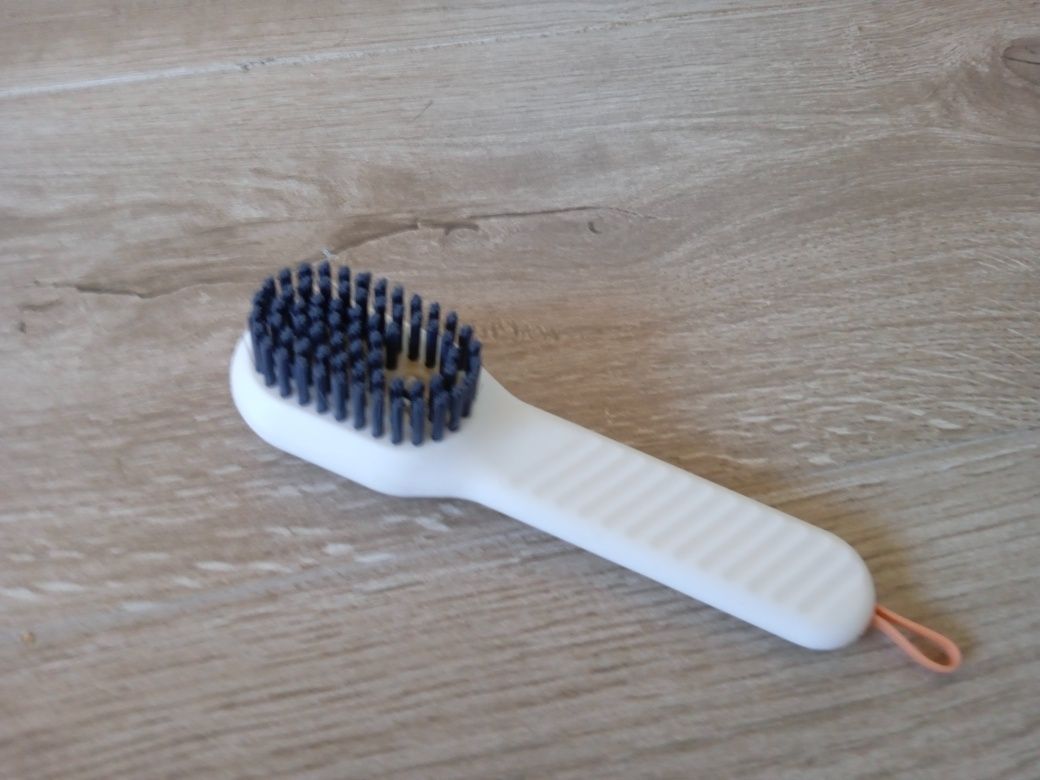 Escova para limpeza com depósito para sabão