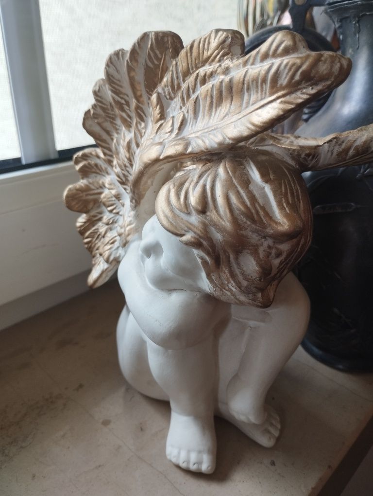 Stary anioł ceramiczny z podniesionymi skrzydełkami vintage
