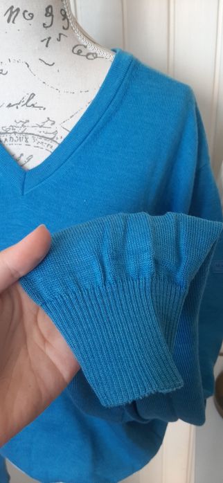 Niebieski sweter z dekoltem w serek 100% welna