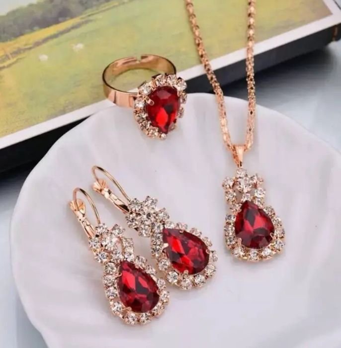 Komplet okazjonalnej biżuterii damskiej z czerwonymi kamieniami