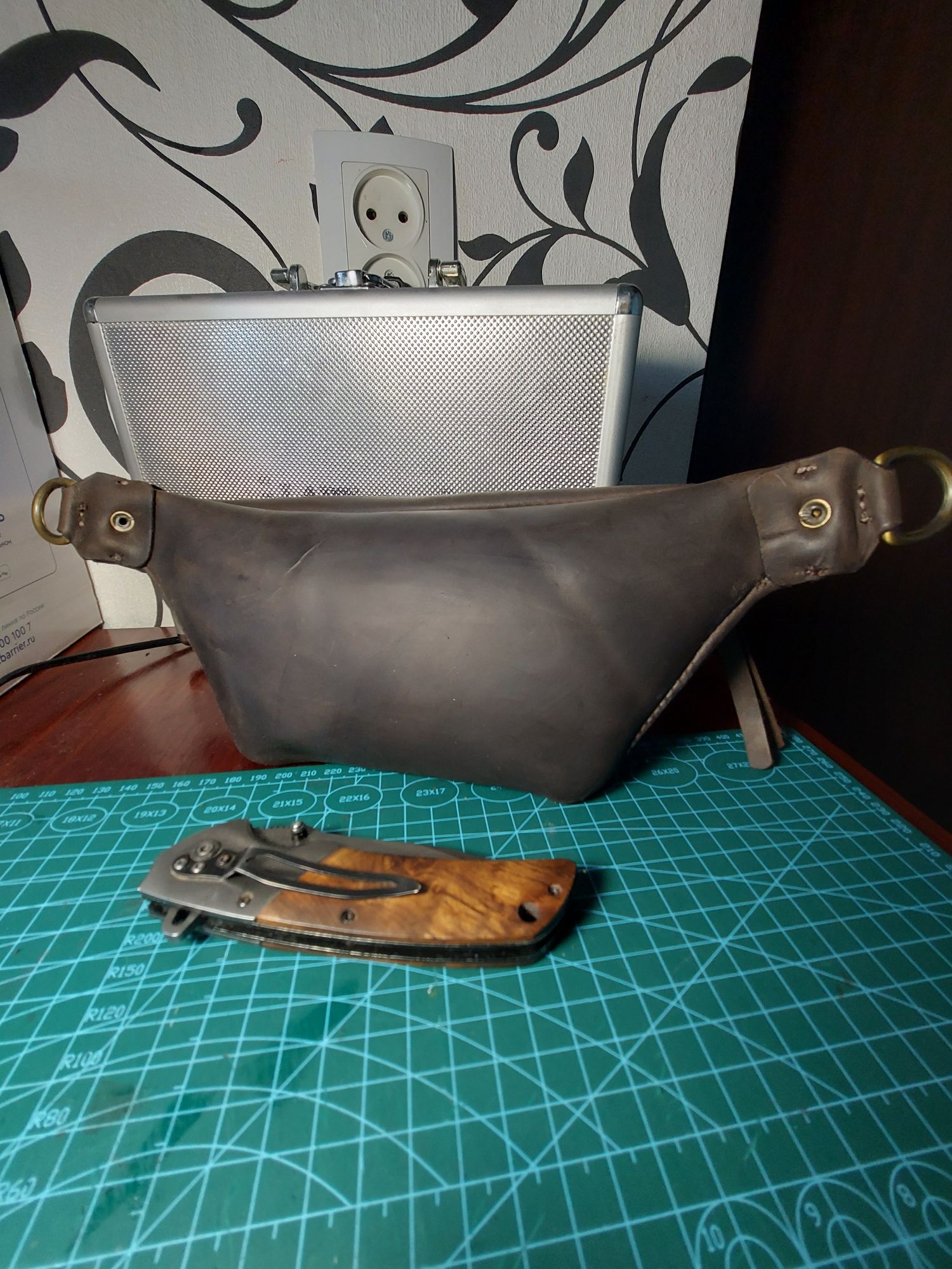 Сумка бананка кожаная